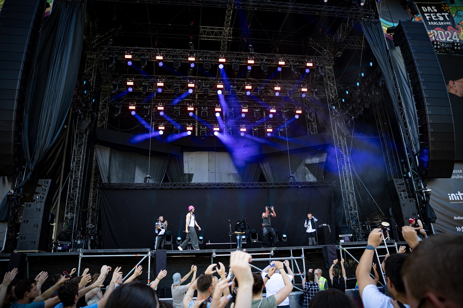 Наш флаг развевается над мировыми фестивалями. Как Украина побеждает на культурном фронте